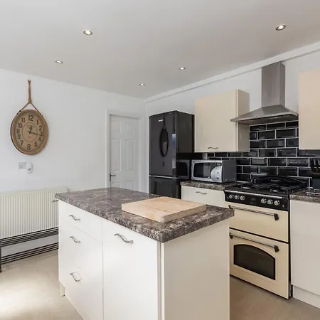 Holiday home Ammonite - Coastal Retreat With Sea Views *