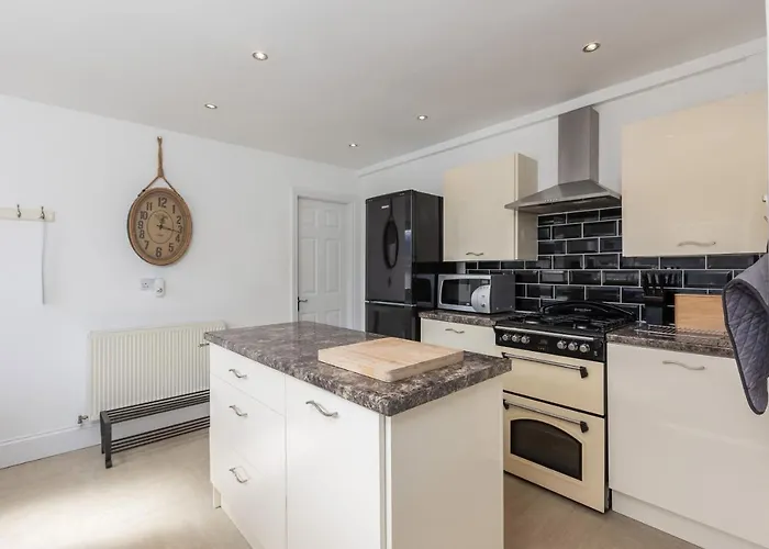 Holiday home Ammonite - Coastal Retreat With Sea Views *